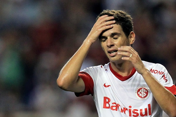 Óscar lamenta la falla que tuvo frente a la portería rival.