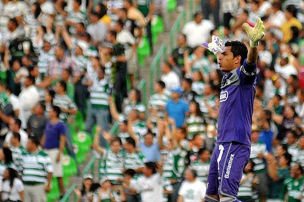 Oswaldo Sánchez celebra a la par de los aficionados.