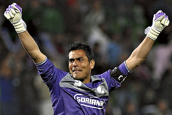 Oswaldo Sánchez celebra uno de los cuatro goles de Oribe Peralta.