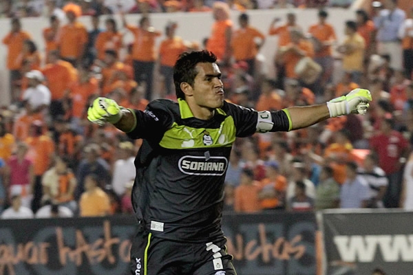 Oswaldo Sánchez festeja la victoria de su equipo en Chiapas.