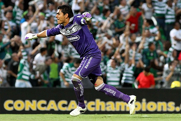 Oswaldo Sánchez festejaba el pase de su equipo, el cual no se concretó.