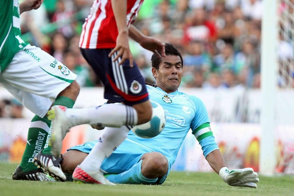 Oswaldo tuvo buenas intervenciones en el partido.