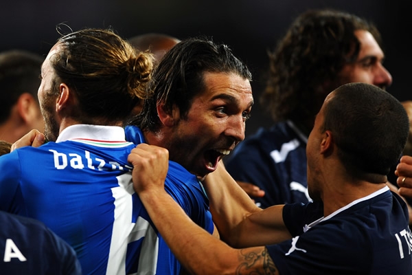 Otra vez Buffon sacó adelante a la selección italiana.