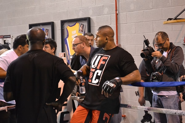 Overrem se prepará para enfrentar a Brock Lesnar