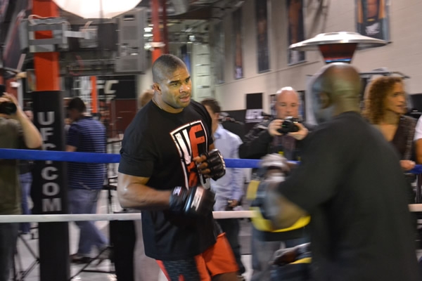 Overrem se prepará para enfrentar a Brock Lesnar