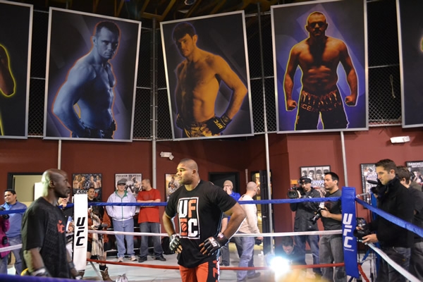 Overrem se prepará para enfrentar a Brock Lesnar