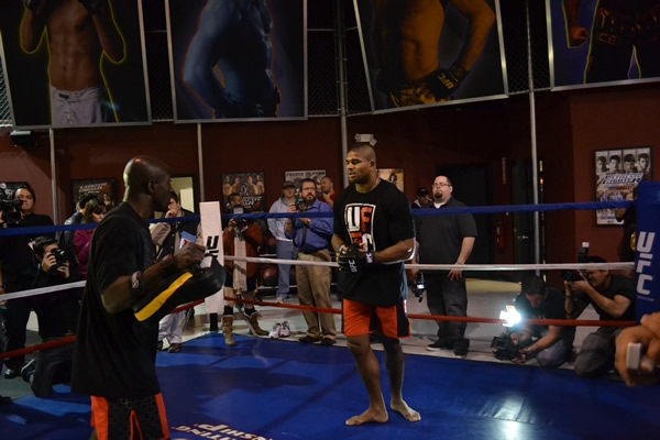 Overrem se prepará para enfrentar a Brock Lesnar