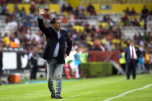 Paco Ramírez le da indicaciones a sus pupilos.