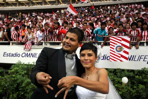 Una pareja de recién casados visitó el estadio Omnilife.