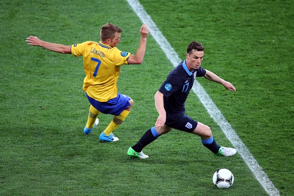 Parker le roba el esférico a Larsson.