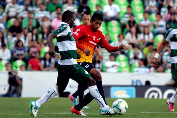 El partido empieza muy calientito para Monarcas, Rojas es aguerrido.