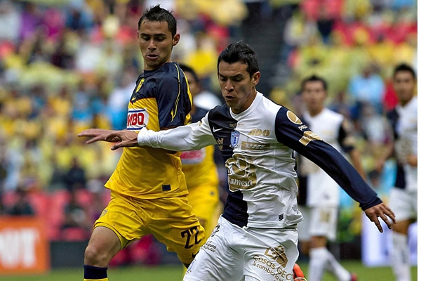 Paul Aguilar y Daniel Arreola en plena disputa por el balón.