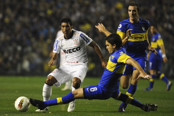 Paulinho y Carusso disputan la posesión.