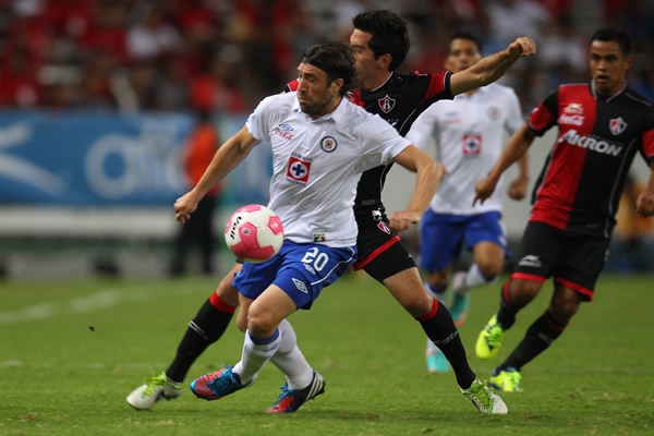 Pavone no logra quebrar la defensa atlista.