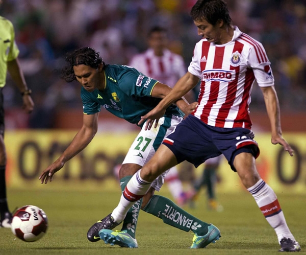 Peña y Torres disputan la esférica.