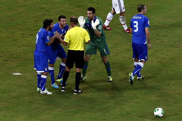 Penal en favor de la escuadra Japonesa al principio del partido.