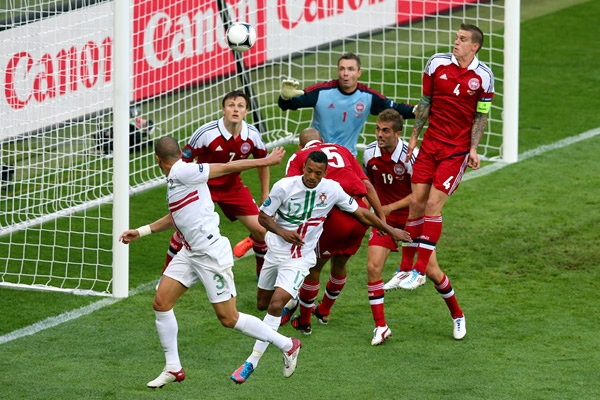 Pepe se adelanta a la defensa danesa y marca el primer gol del juego.
