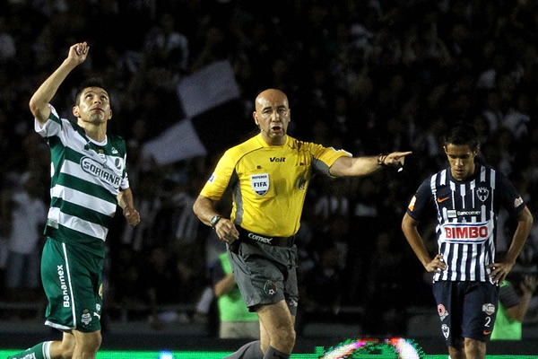 Peralta celebra su gol; Meza se lamenta.