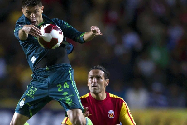 Peralta fue amonestado en los primeros minutos del encuentro.