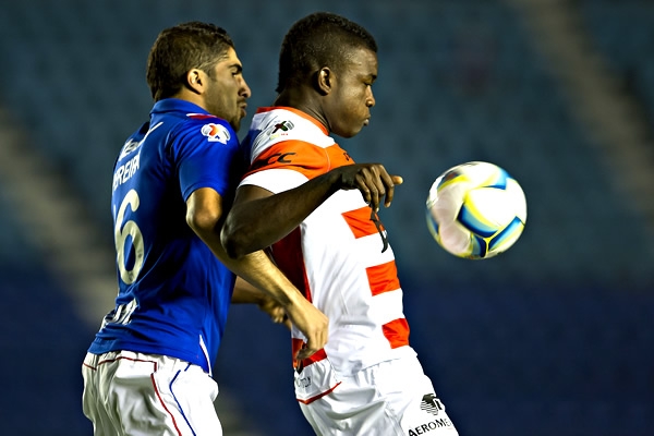 Pereira pone en apuros a la zaga del local.