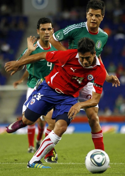 Pérez y Córdova en duelo por la banda derecha.