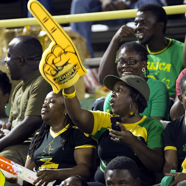Pero al escanear las gradas, son mayoría los alegres.