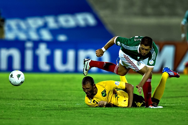 Pero la zaga caribeña tiene bien marcado al delantero del Manchester.