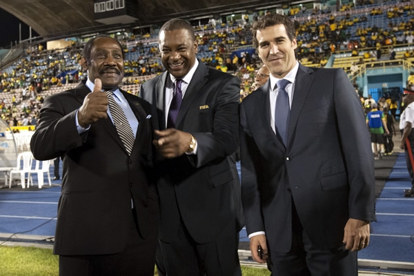 Pero los de cuello blanco van con toda la actitud.