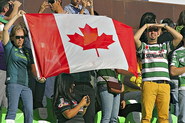 Pese a tener la camiseta de Santos, presumen la bandera de Canadá.