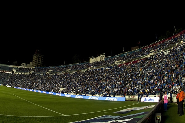 Pese al apagón, la afición no perdió ritmo.