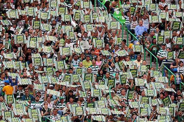 Pese a la derrota en el marcador global, la afición lagunera continuó apoyando.