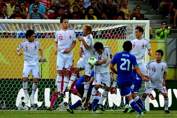 Pirlo clama puntería, como lo hizo contra México.