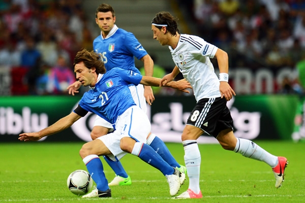 Pirlo y Özil, choque de talento en la media cancha.