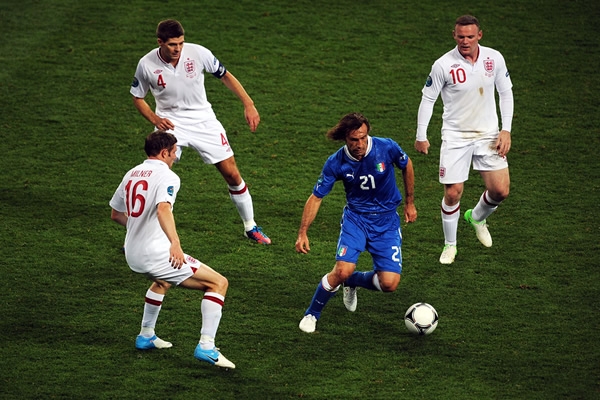 Pirlo solo frente a la marca de cuatro ingleses.