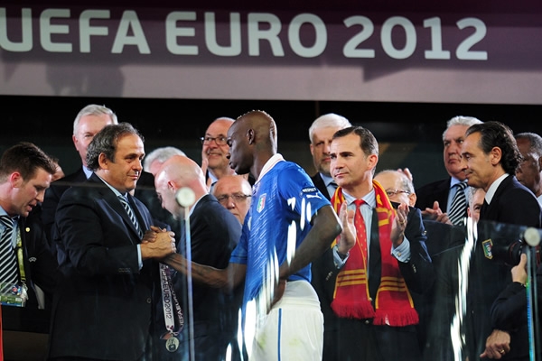 Platini entrega la medalla a Balotelli.