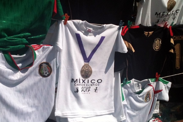 Las playeras con el logro olímpico inunduaron el Estadio Azteca.