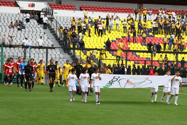 Poca gente asistió al Azteca.