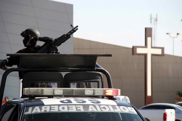 Policía Federal resguardando el Territorio Santos Modelo.
