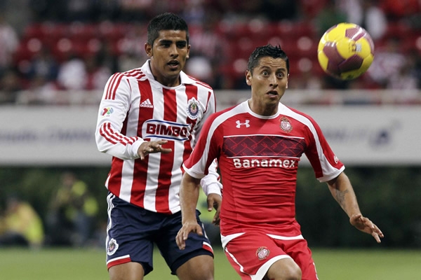 Ponce y Esquivel luchan por la esférica.