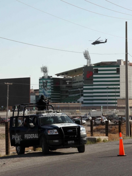 Por aire y por tierra la seguridad en el Estadio Corona.