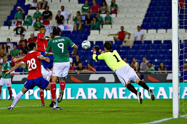 El portero Claudio Bravo alejando el peligro de su portería.