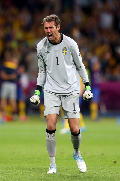 El portero sueco vivió intensamente el juego ante los ingleses.