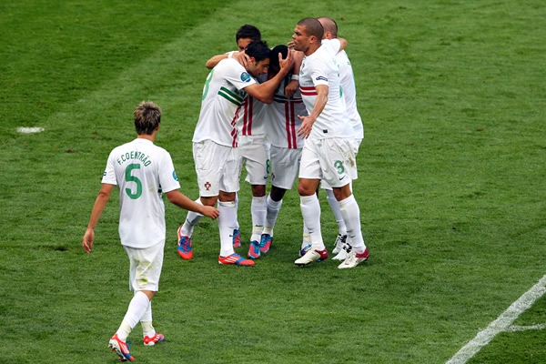 Postiga conseguía el segundo gol para Portugall al minuto 35.