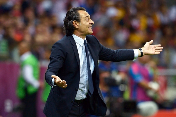 Prandelli sonriente ya puso a Italia en la Final de la Euro 2012.