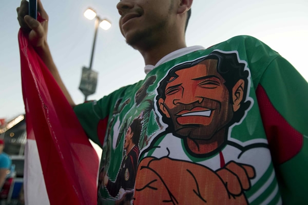 Rafa Márquez estampado en las camisas de los aficionados.