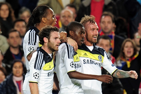 Ramires festeja junto a Mata, Meireles y Drogba el primer gol.
