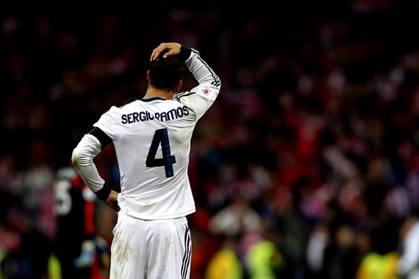 Ramos levanta, pero los cabellos por la desesperación.