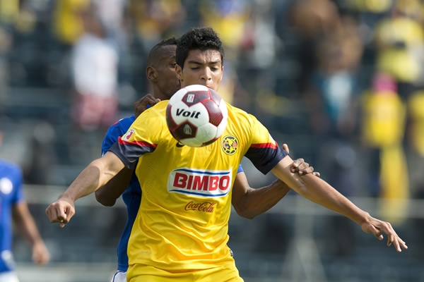 Raúl Jiménez, en busca de generar peligro Águila.