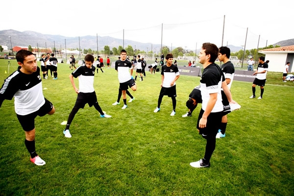 Realizando movimientos de calentamiento antes de jugar.