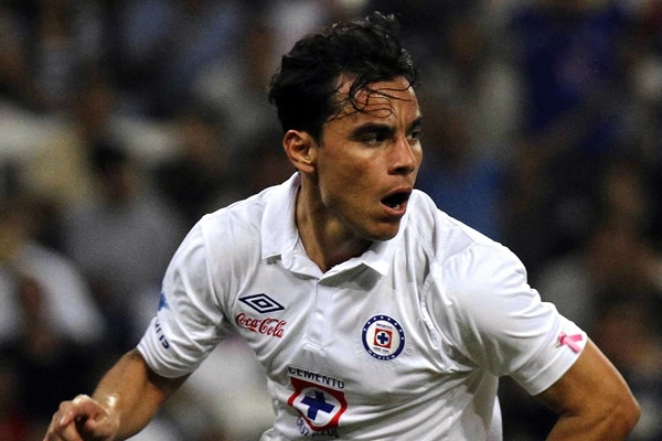 De rebote, Omar Bravo anotó el gol del empate.